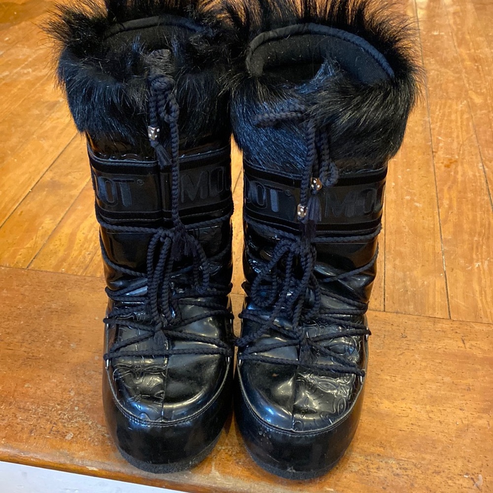 Moon Boots, the original, black, size 8